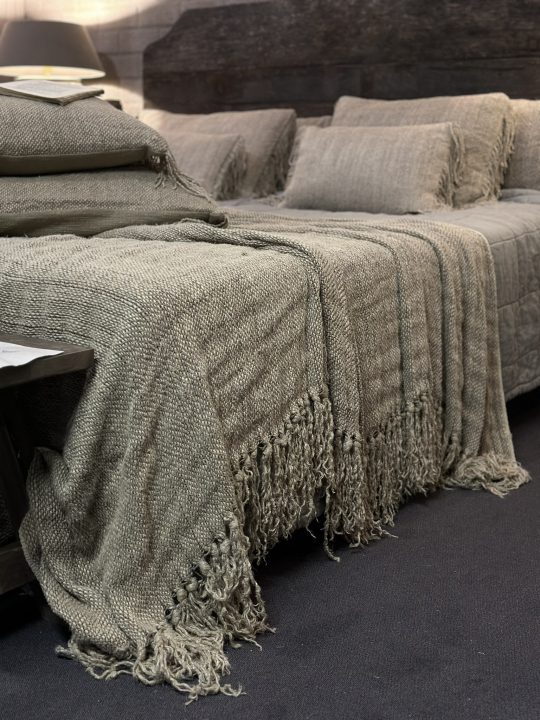 Linnen plaid 'Lynn' 280x220 - aura peeperkorn interieur 2024 -