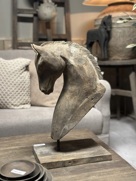 Paardenhoofd op ijzeren standaard grijs