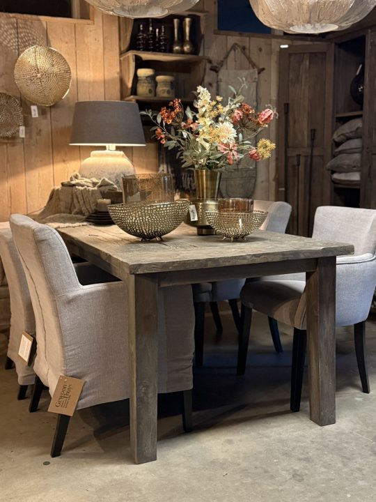 grijze eettafel landelijk
